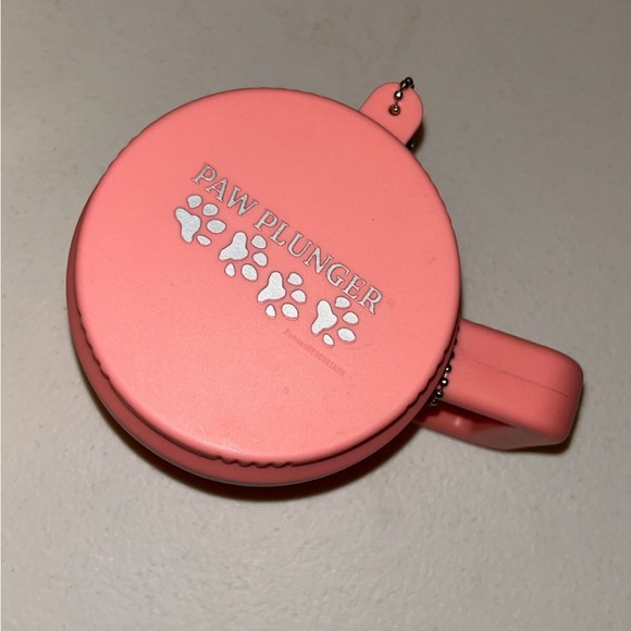 Paw plunger to clean your doggies dirty feet - Picture 2 of 3